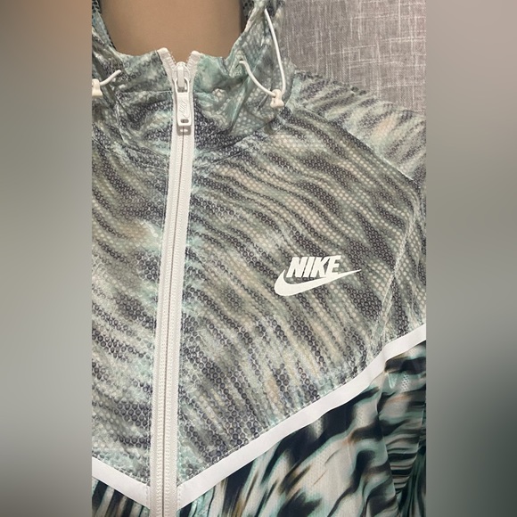 Nike Women's Tech Hyperfuse Windrunner Jacket-MEDIUM-green,black,white - Picture 3 of 12